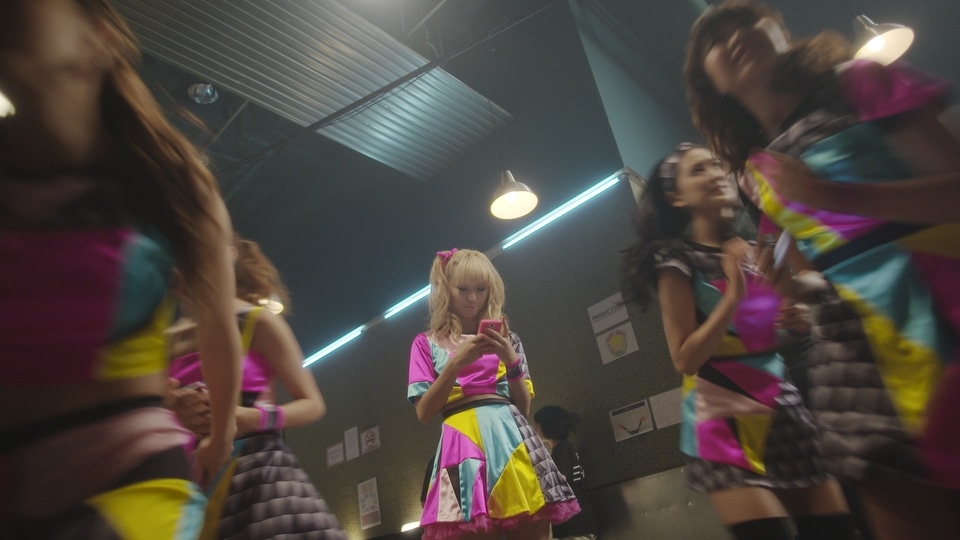 「755」CMのE-girlsバージョンのワンシーン。