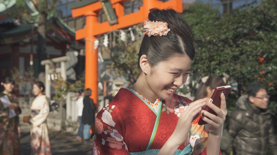 「755」CMのE-girlsバージョンのワンシーン。