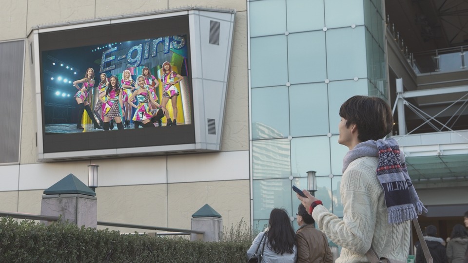 「755」CMのE-girlsバージョンのワンシーン。
