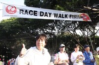 「JALホノルルマラソン・レースデーウォーク」に参加した伊藤一朗（Every Little Thing）。