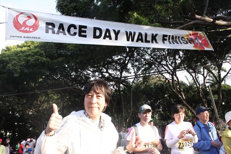 「JALホノルルマラソン・レースデーウォーク」に参加した伊藤一朗（Every Little Thing）。