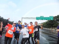 「JALホノルルマラソン2014」に出場した持田香織（左から3番目）。