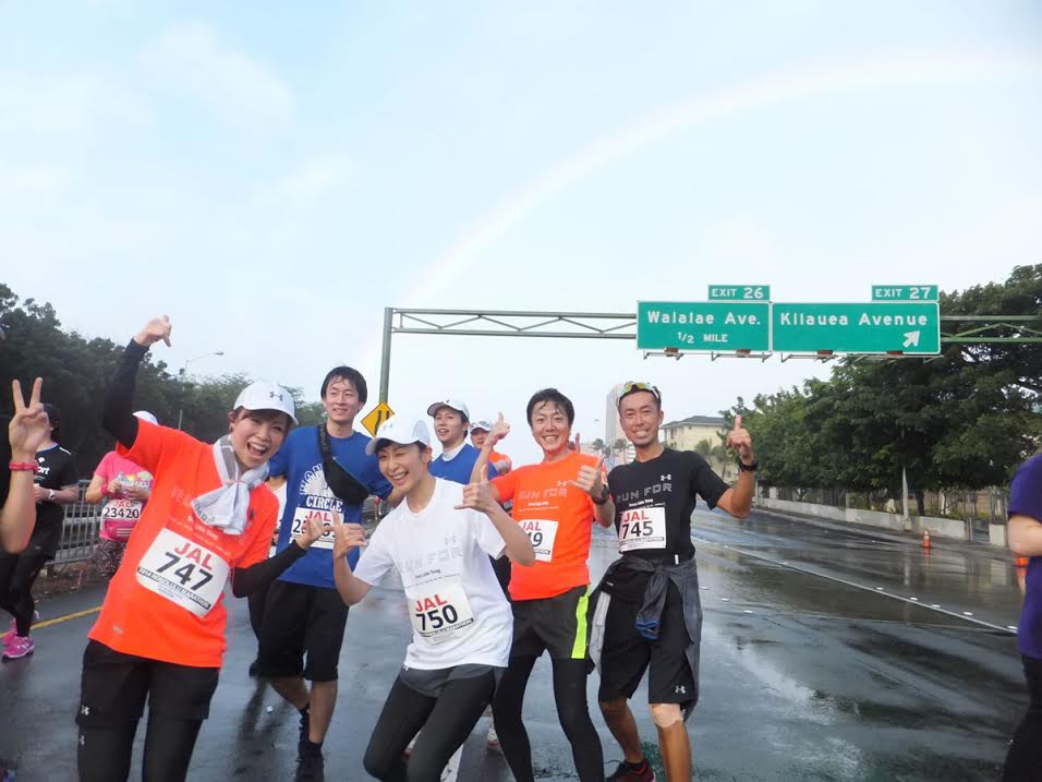「JALホノルルマラソン2014」に出場した持田香織（左から3番目）。