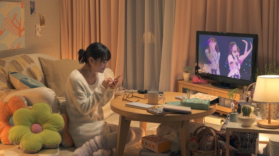 「755」CMのAKB48バージョンのワンシーン。