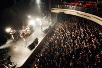 tacica「TOUR 2014 “発光する独走性“」東京キネマ倶楽部公演の様子。（撮影：関信行）