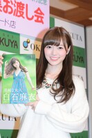 「清純な大人 白石麻衣」出版記念イベントを行った白石麻衣。