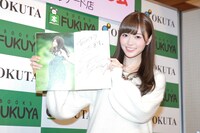 「清純な大人 白石麻衣」出版記念イベントを行った白石麻衣。