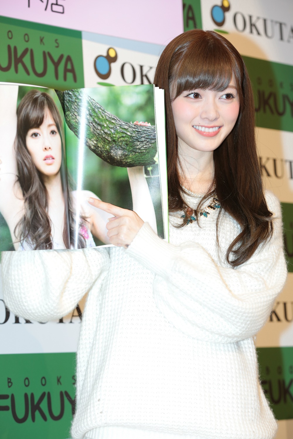「清純な大人 白石麻衣」出版記念イベントを行った白石麻衣。