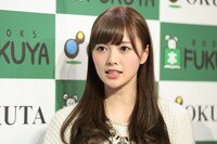 「清純な大人 白石麻衣」出版記念イベントを行った白石麻衣。