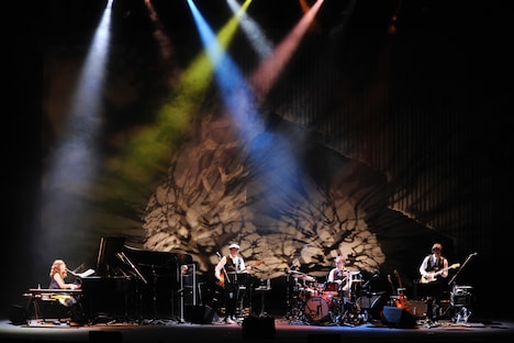 「矢野顕子さとがえるコンサート」12月14日の東京・NHKホール公演の模様。（撮影：三浦憲治）