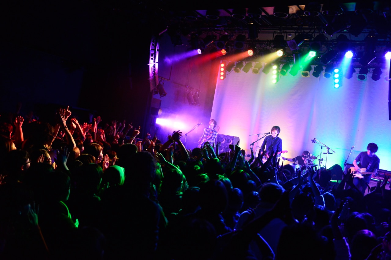 昨日12月16日に東京・UNITで行われた「androp 5th Anniversary Special Live 20141216」の様子。（撮影：橋本塁）