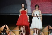 左から紅組キャプテンの松井珠理奈、白組キャプテンの渡辺麻友。 (c)AKS