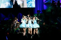 北川綾巴、木崎ゆりあ、込山榛香による「セーラーゾンビ」歌唱の様子。 (c)AKS