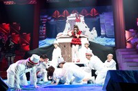 小嶋陽菜による「やさしくするよりキスをして」歌唱の様子。 (c)AKS