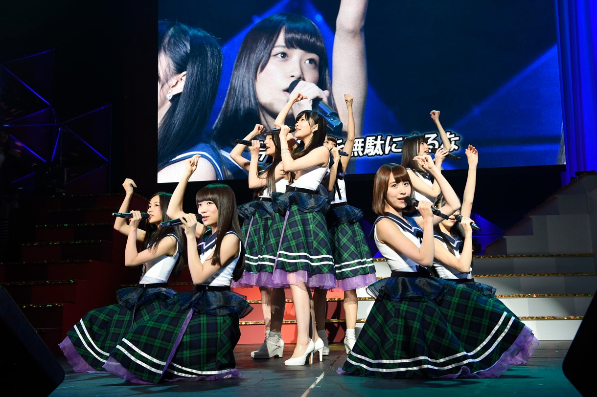 指原莉乃と乃木坂46メンバーによる「何度目の青空か？」歌唱の様子。 (c)AKS
