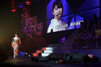 横山由依による「鞆の浦慕情」歌唱の様子。 (c)AKS