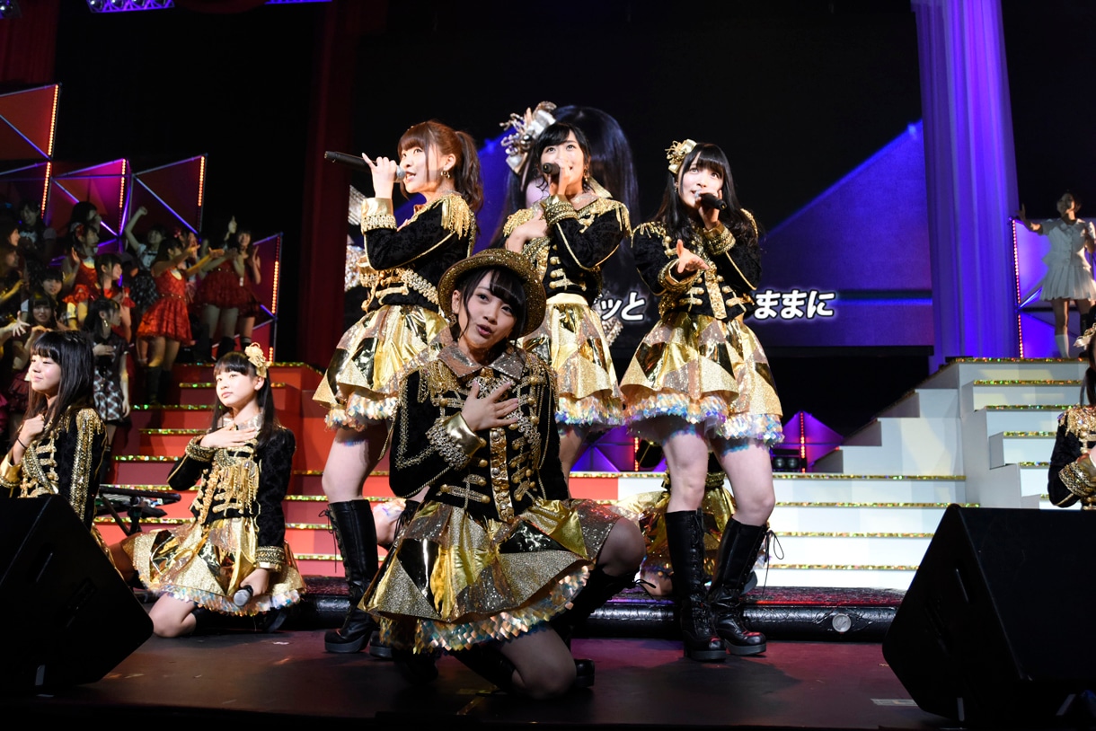 向井地美音らによる「フライングゲット」歌唱の様子。 (c)AKS