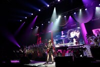 山本彩による「セブンスコード」歌唱の様子。 (c)AKS