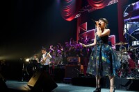 高橋みなみによる「愛の存在」歌唱の様子。 (c)AKS