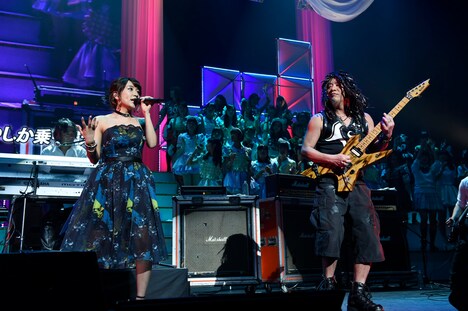 高橋みなみによる「愛の存在」歌唱の様子。 (c)AKS