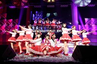 ばら組による「今、Happy」歌唱の様子。 (c)AKS