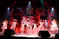 ゆり組による「Ambulance」歌唱の様子。 (c)AKS