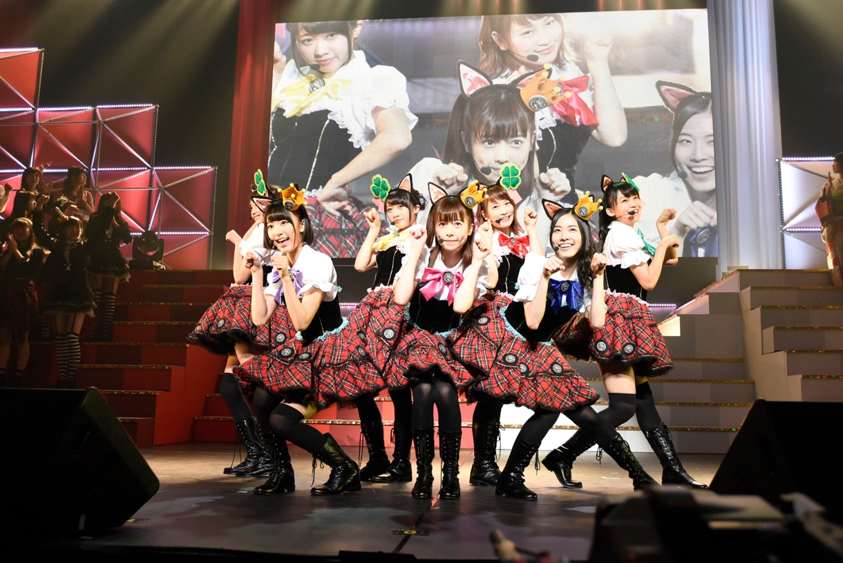 島崎遥香ら「ニャーKB with ツチノコパンダ」による楽曲披露の様子。 (c)AKS