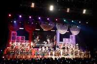 ALLメンバーによる「希望的リフレイン」歌唱の様子。 (c)AKS