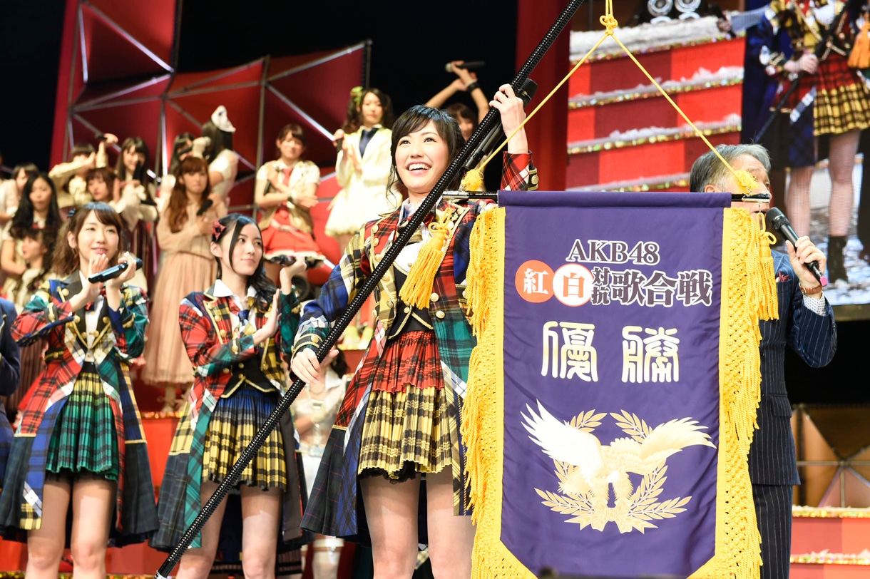 白組キャプテンとして優勝旗を掲げる渡辺麻友。 (c)AKS