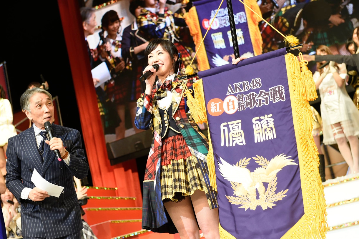 優勝した喜びを語る渡辺麻友。 (c)AKS