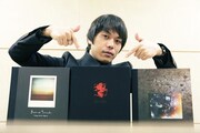 凛として時雨「Best of Tornado」Hyper Tornado Edition盤を紹介するピエール中野（Dr）。