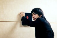 凛として時雨「Best of Tornado」Hyper Tornado Edition盤を紹介するピエール中野。