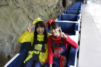 左から伊藤千由李、秋本帆華。