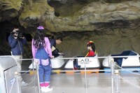 秋本帆華と伊藤千由李を見送る大黒柚姫。