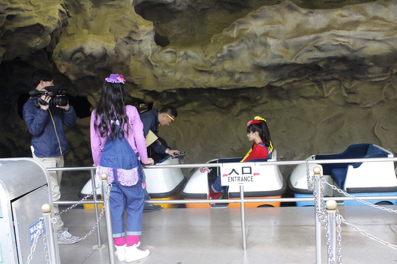 秋本帆華と伊藤千由李を見送る大黒柚姫。