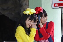 左から伊藤千由李、秋本帆華。