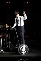 セグウェイに乗る星野源。（撮影：三浦知也、五十嵐一晴）