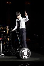 セグウェイに乗る星野源。（撮影：三浦知也、五十嵐一晴）