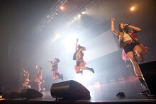 ベイビーレイズによるライブの様子。