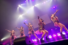 ベイビーレイズによるライブの様子。