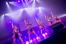 ベイビーレイズによるライブの様子。