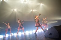 ベイビーレイズによるライブの様子。