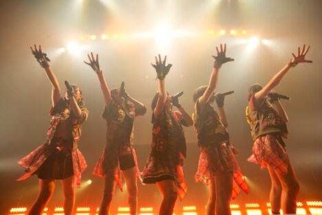 ベイビーレイズによるライブの様子。