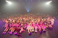 「ウェッサイ!!ガッサイ!!BUSSANTEN IN TOKYO」出演者による記念撮影の様子。