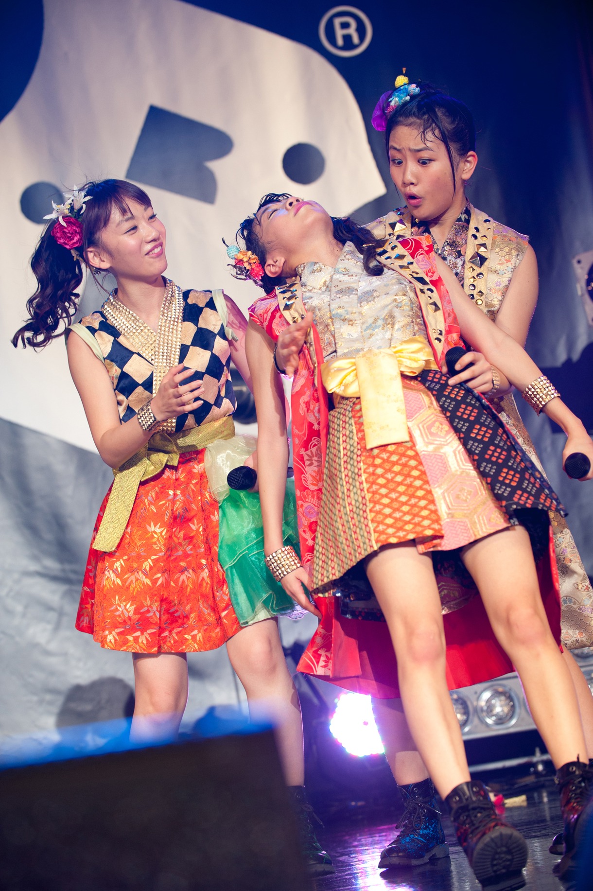 左から関根優那、渡辺亜紗美、小鷹狩百花。