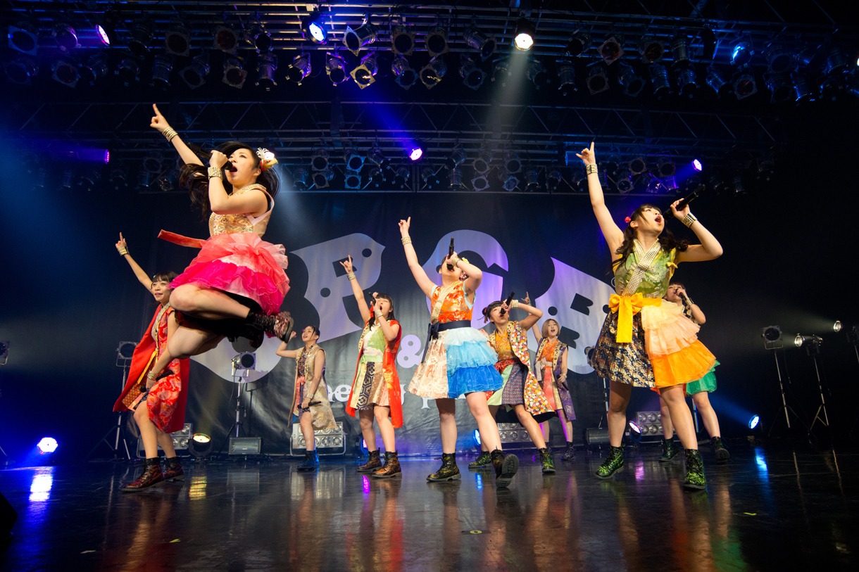 「Cheeky Parade NY凱旋集会」ライブの様子。