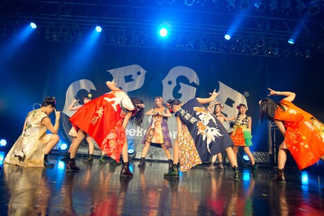 「Cheeky Parade NY凱旋集会」ライブの様子。
