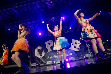 「Cheeky Parade NY凱旋集会」ライブの様子。