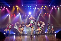 「Cheeky Parade NY凱旋集会」ライブの様子。