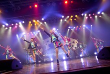 「Cheeky Parade NY凱旋集会」ライブの様子。